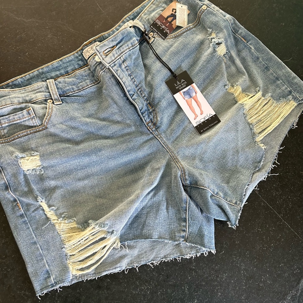 NWT Sofia Vergara Distressed Denim Shorts in 18w